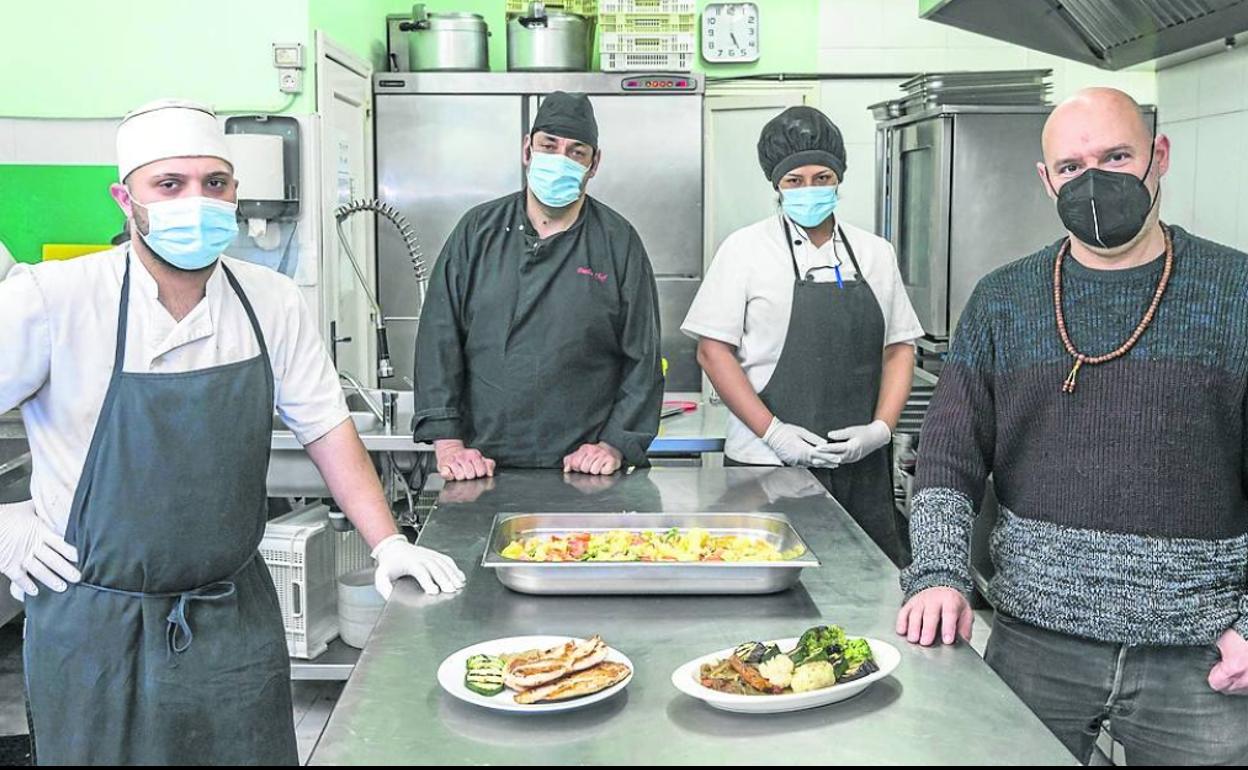 El equipo de cocina de La Cocinuca, junto a Sergio Salas, en sus instalaciones de Santander.