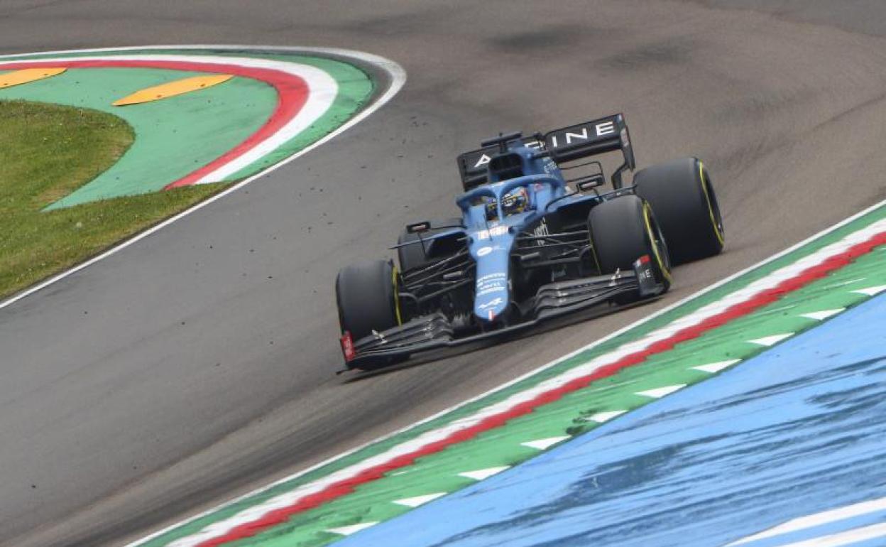 Fernando Alonso, al volante de su Alpine en Imola. 