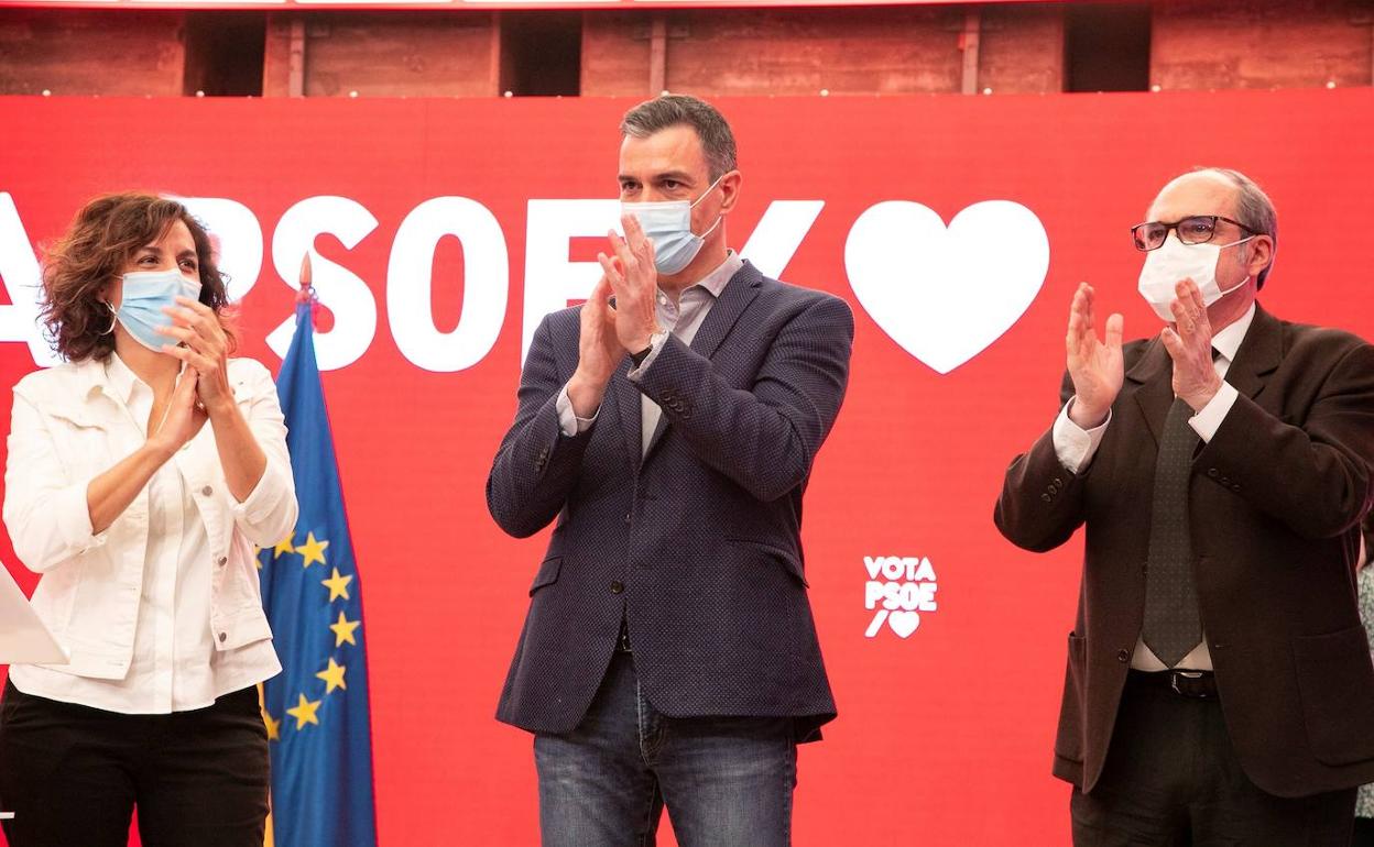 Sánchez, ayer, en un acto electoral del PSOE junto al candidato a la presidencia de la Comunidad de Madrid, Ángel Gabilondo.