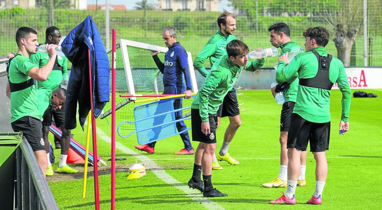 El Racing volvió a entrenar ayer en La ALbericia con los diez futbolistas no confinados. Daniel Pedriza