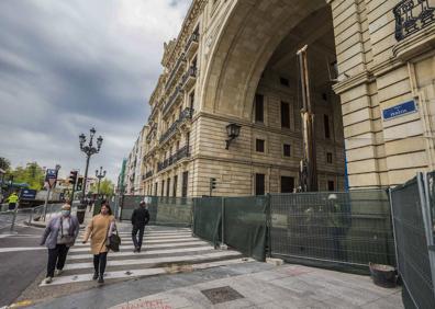 Imagen secundaria 1 - El arco del Banco Santander se cierra al tráfico por las obras del Proyecto Pereda