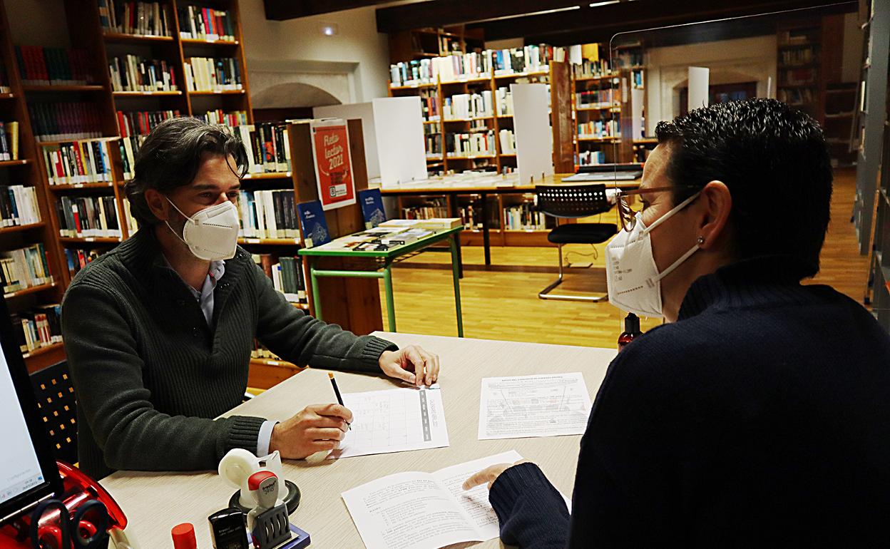 El concejal de Cultura, Pedro Velarde, planea la programación del Día del Libro con la bibliotecaria de Comillas, Almudena Ruiz. 