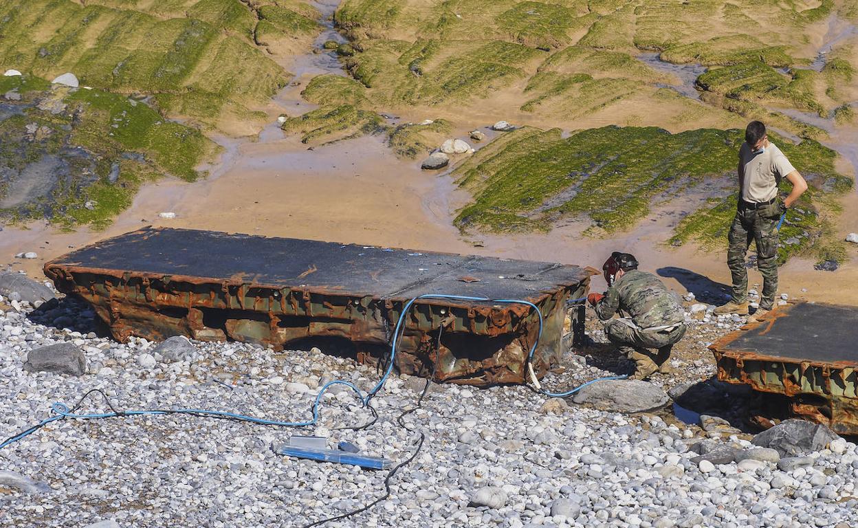 Dos militares, durante los trabajos de recuperación de los pontones en la cala del Pocillo del Fraile.