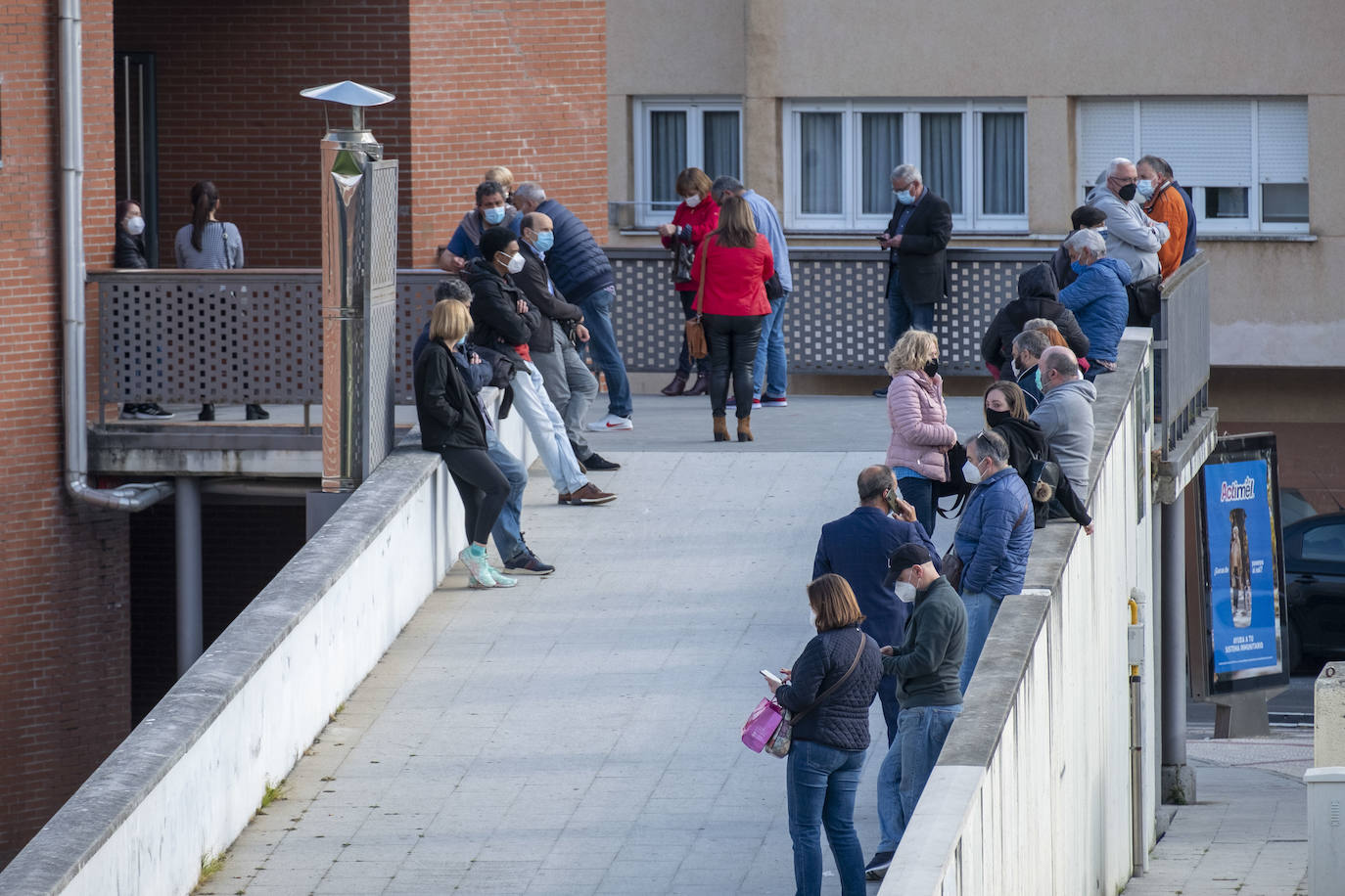 290 de los 316 vecinos citados hoy para vacunarse con AsrtraZeneca han acudido al polideportivo Pachi Torre. Sanidad prevé utilizarlo como centro de vacunación una vez a la semana en función de los sueros que reciba