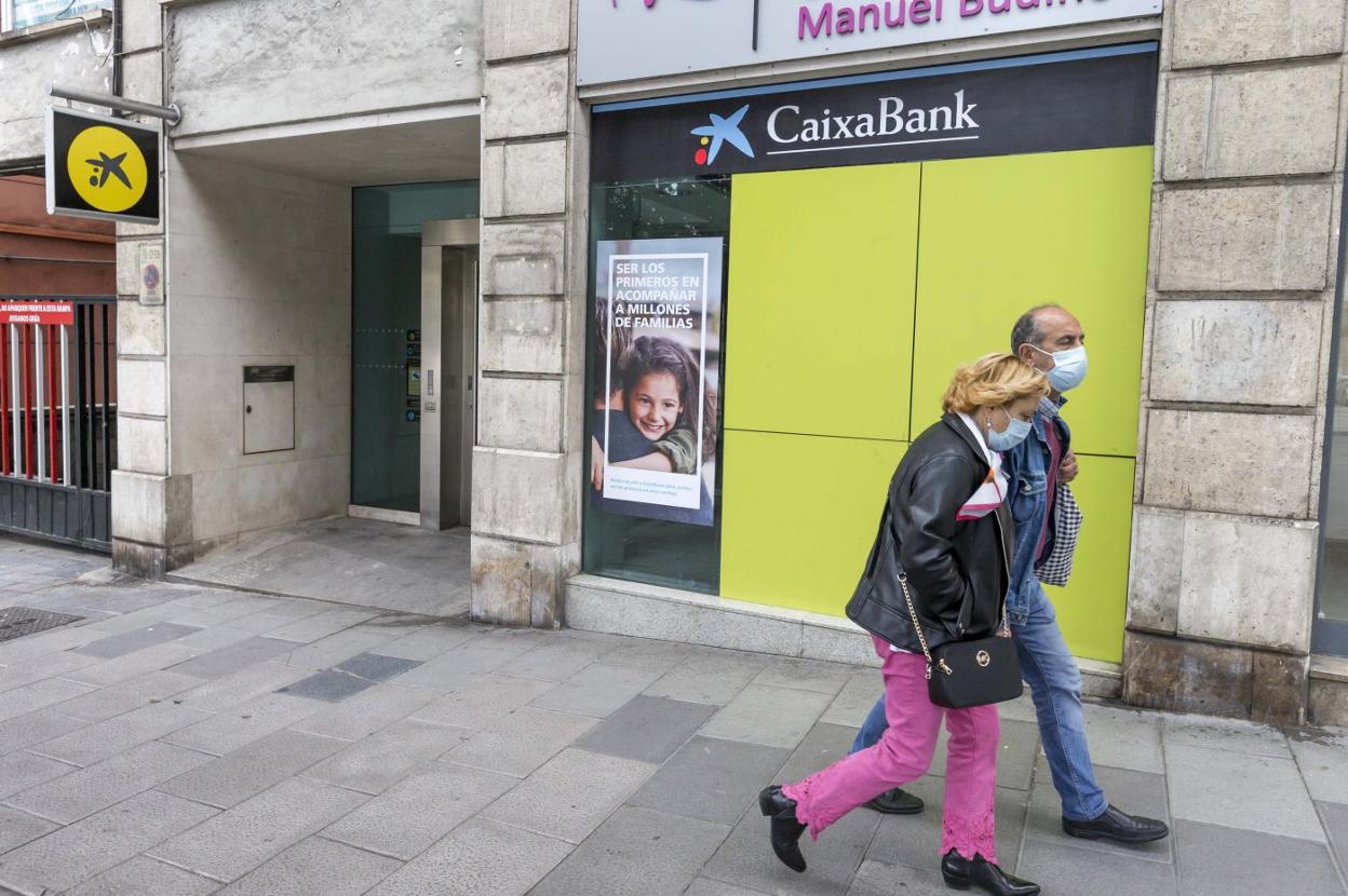 Oficina de CaixaBank en la calle Jesús de Monasterio de Santander. 