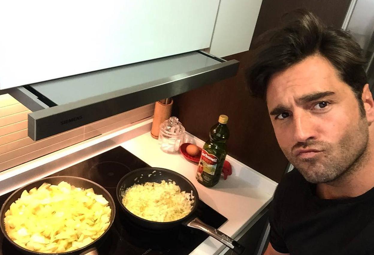 El cántabro cocinando su popular tortilla de patatas.