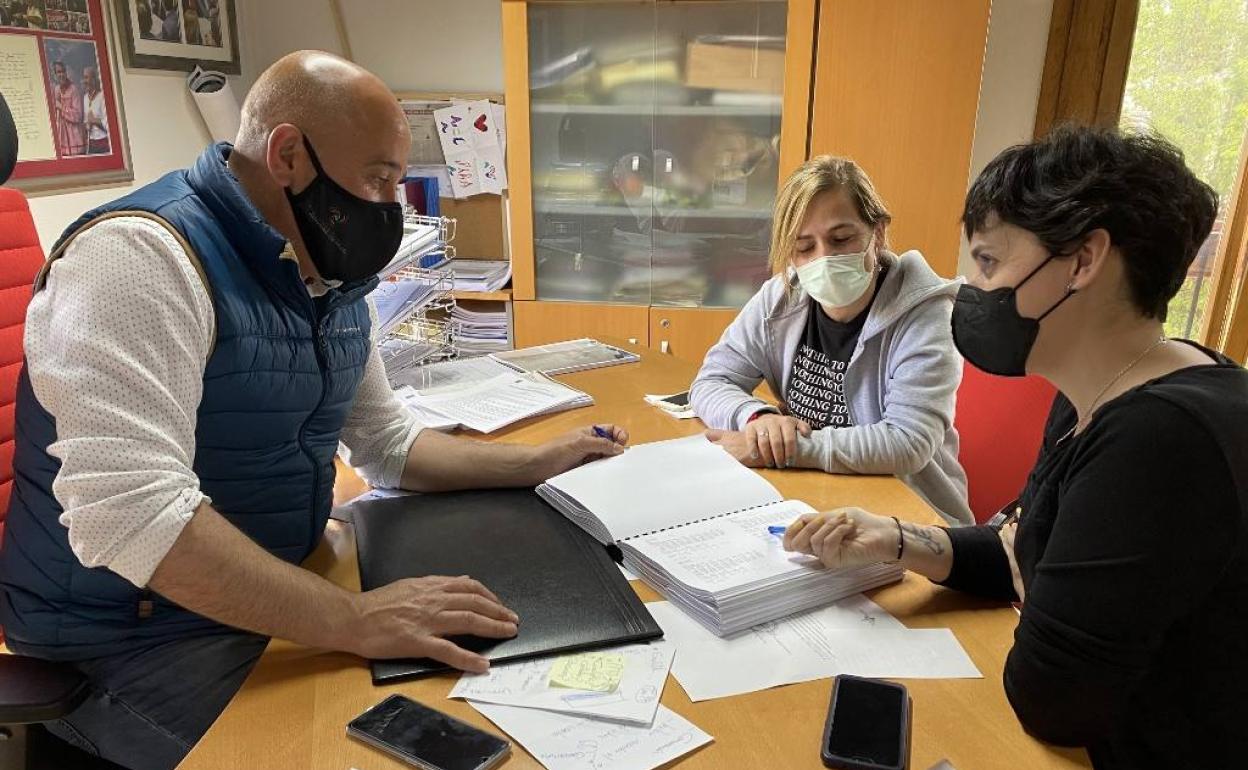 Agustín Molleda, Sandra Martínez y Lorena Cueto, en el despacho de Alcaldía