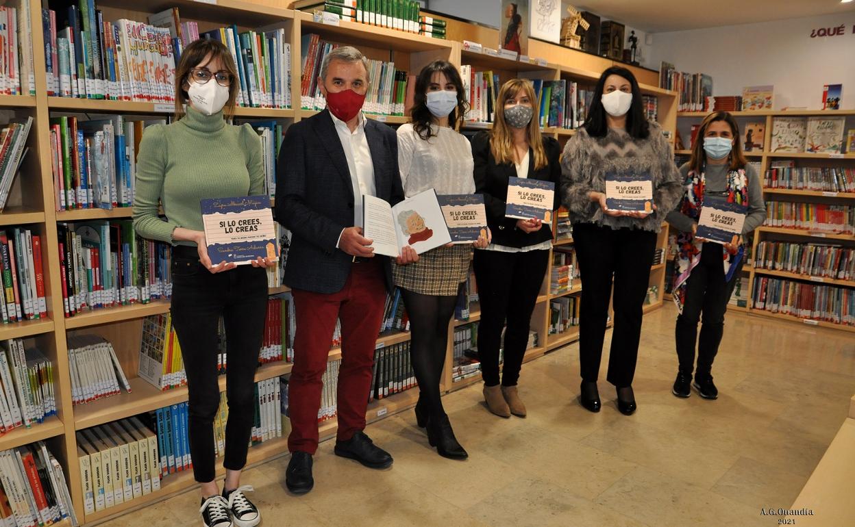 El alcalde, Alberto García, y la concejala Nuria Cardenal, junto a las autoras del libro, Zayra Abascal y Sandra Torre; y las responsables de la biblioteca, Sandra y Ana Angélica.