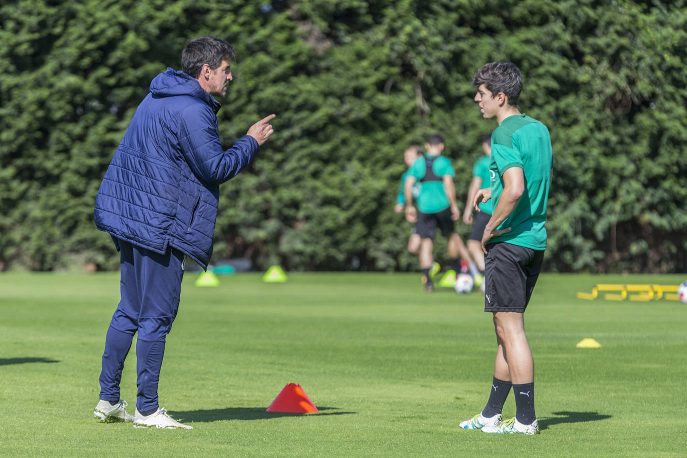 Aritz Solabarrieta habla con Sainz-Maza en el entrenamiento de este jueves.