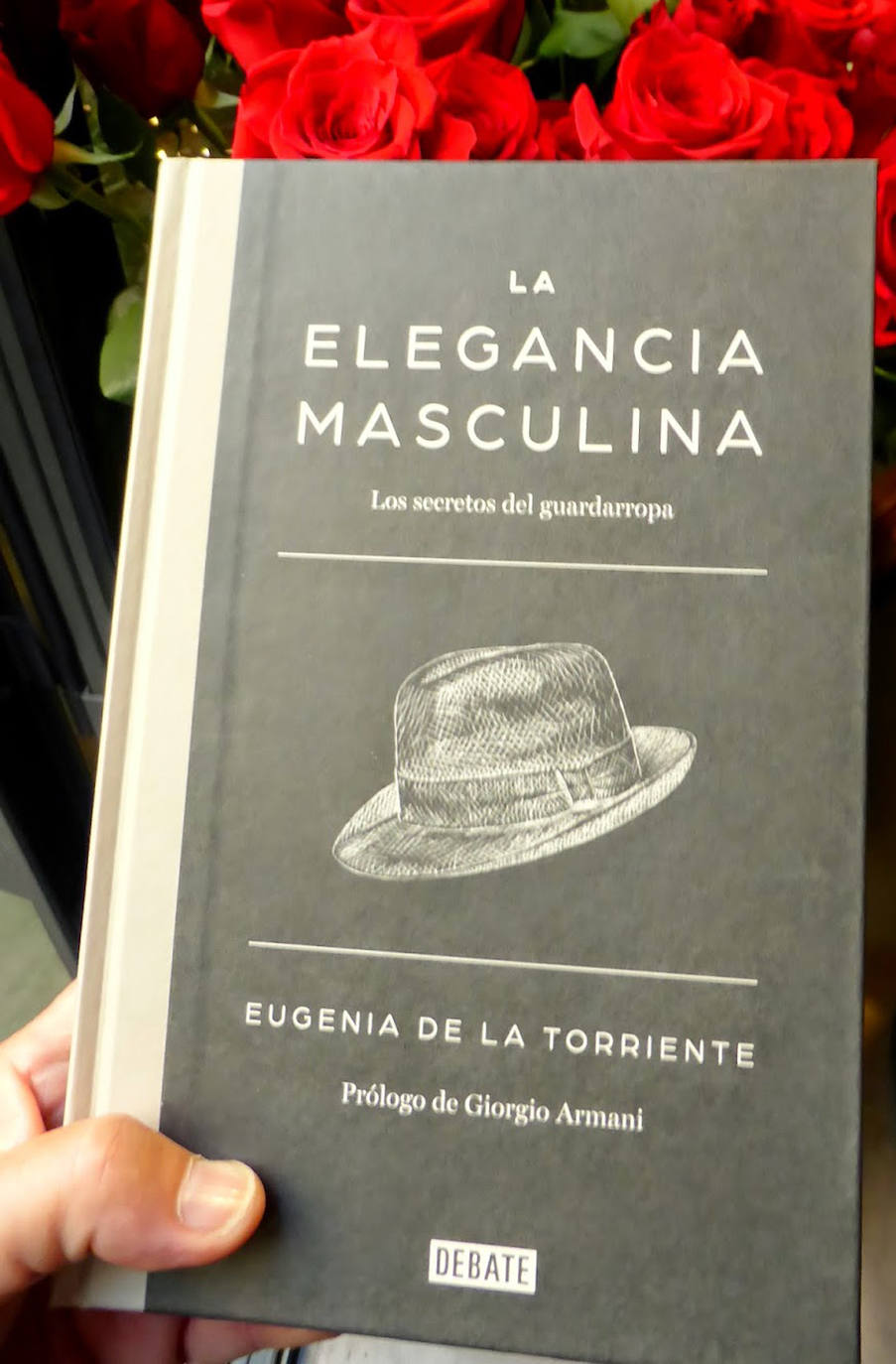 Lydia Fernández. 'La elegancia masculina', de Eugenia de la Torriente. «Este libro llegó a mis manos y, la verdad, me fascinó. Te adentraba en el mundo de la elegancia masculina que es la que yo he trabajado cada día, me ayudó a comprender y a saber las reglas de la moda para los hombres. Aunque luego, a partir de ellas, las podemos variar, pero esta obra muestra las diferentes prendas que existen, cómo diferenciarlas. Te hace una introducción y te sumerge en el mundo del diseño masculino, algo fundamental para entender y poder realizar de la mejor manera posible los diseños y entender la moda para ellos de una manera clara y todo de la mano de Eugenia de la Torriente, con raíces cántabras. Cuenta el prólogo, ni más ni menos, que de la mano de Giorgio Armani, diseñador y empresario italiano mundialmente conocido».