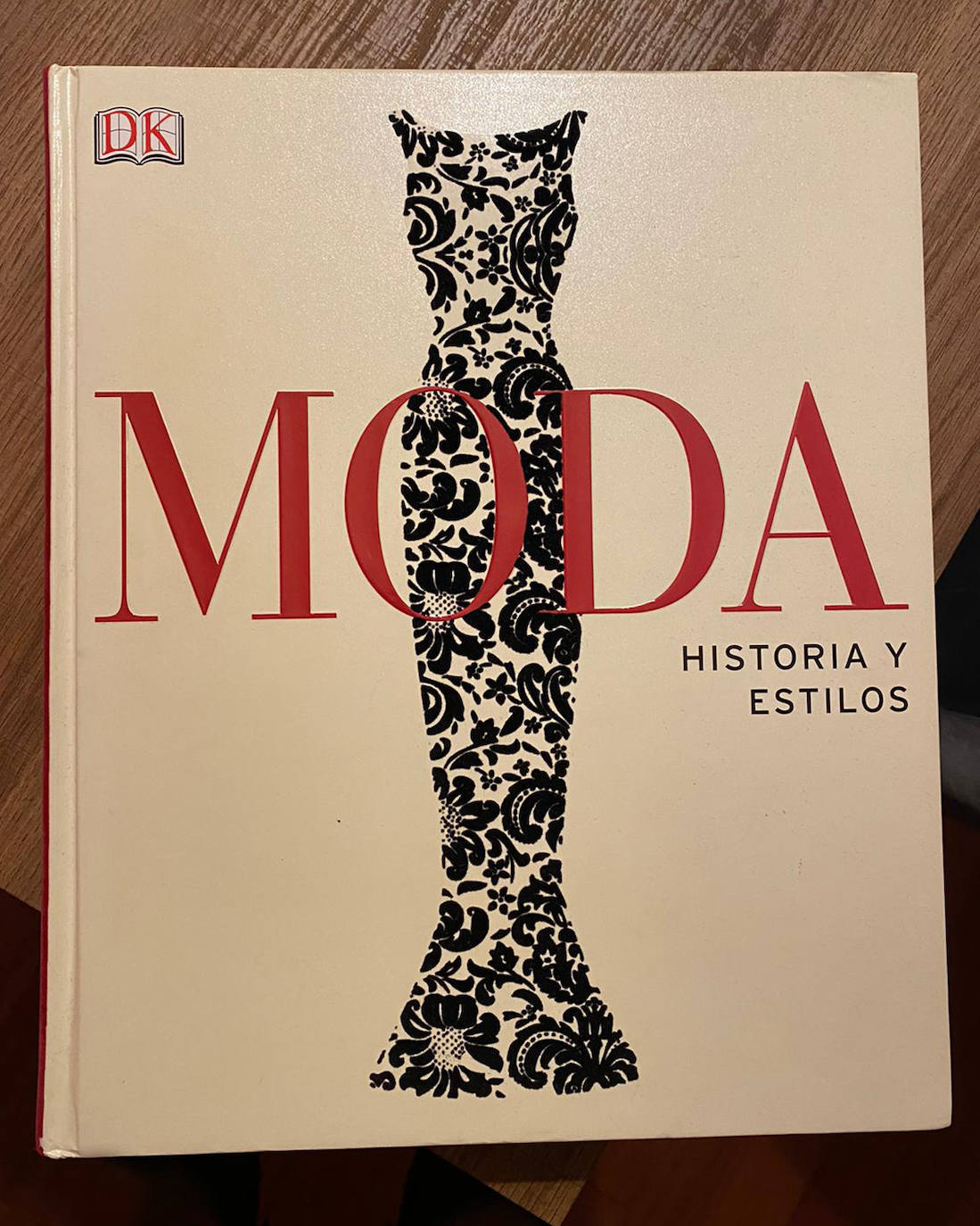 Sandra Uribe, de 'Baal Bomber'. 'Moda. Historia y estilos', de varios autores y editado por DK. «Este es mi libro más especial. Me lo regaló mi madre cuando estaba en la carrera de Diseño de Moda y comenzaba a estudiar Historia de la Indumentaria. Desde que lo tengo me ha servido muchísimo para diseñar las colecciones de Baal Bomber, ya que recorre la historia de la moda desde sus inicios hasta la actualidad. Es un libro que me acompañará siempre, no sólo porque es muy útil y práctico sino porque me recuerda a mi etapa de estudiante».