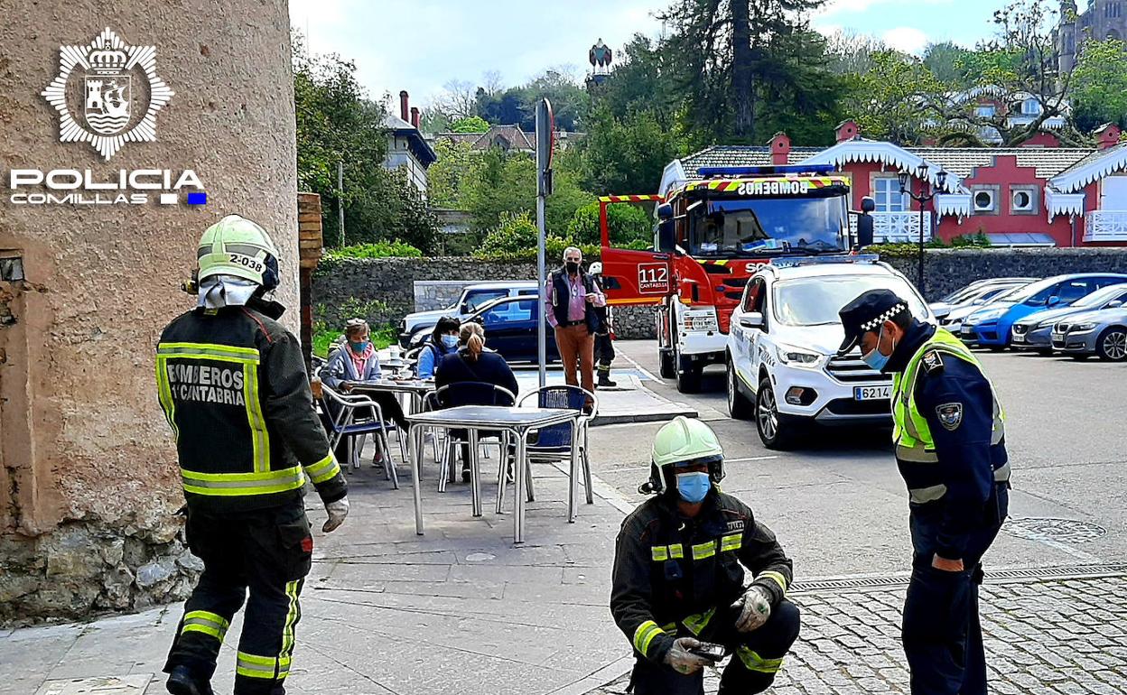 Bomberos y policía local comprueban una de las alcantarillas de Comillas. 