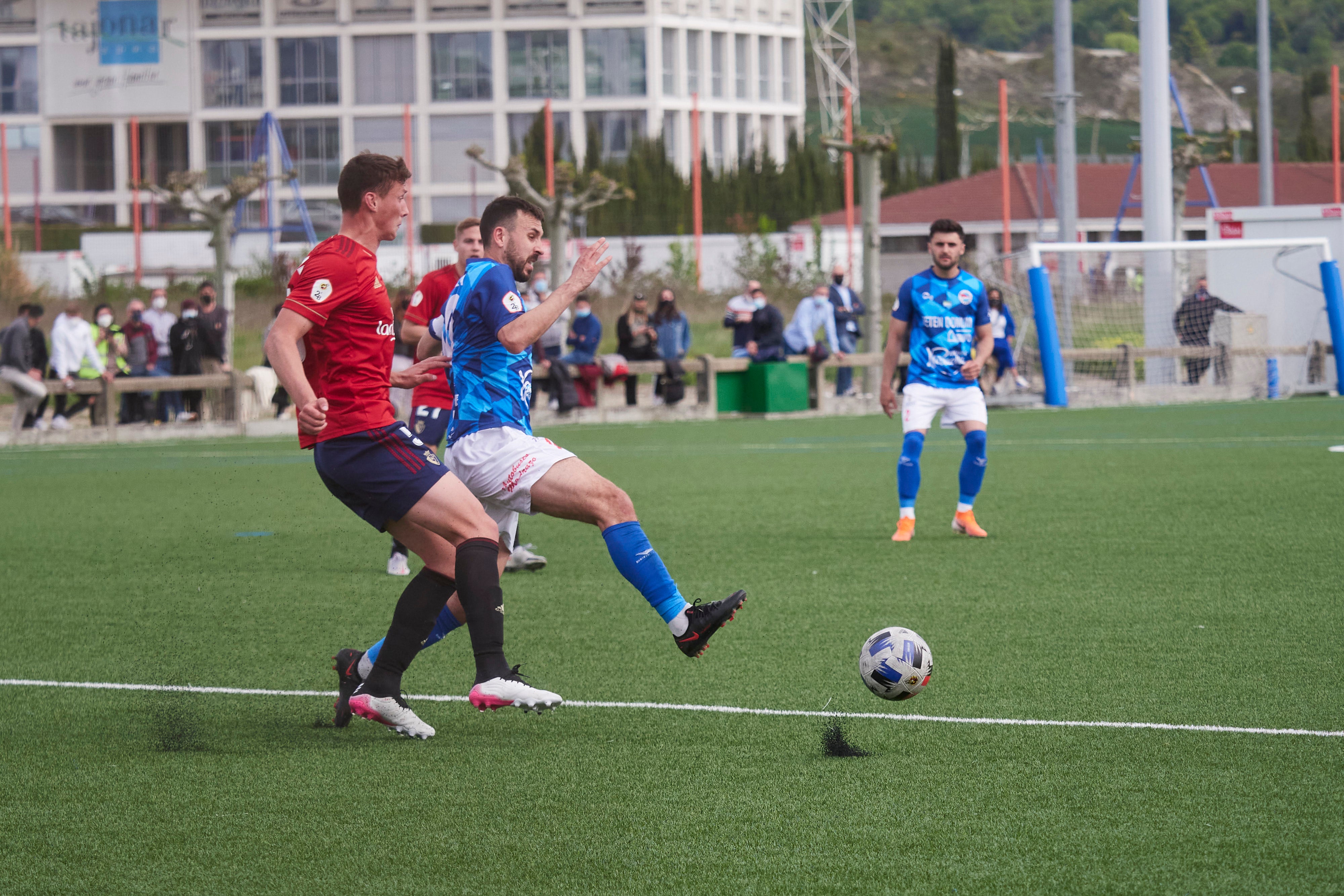 Los pejinos sufrieron la expulsión de dos jugadores en Tajonar, donde cayeron por 3-1