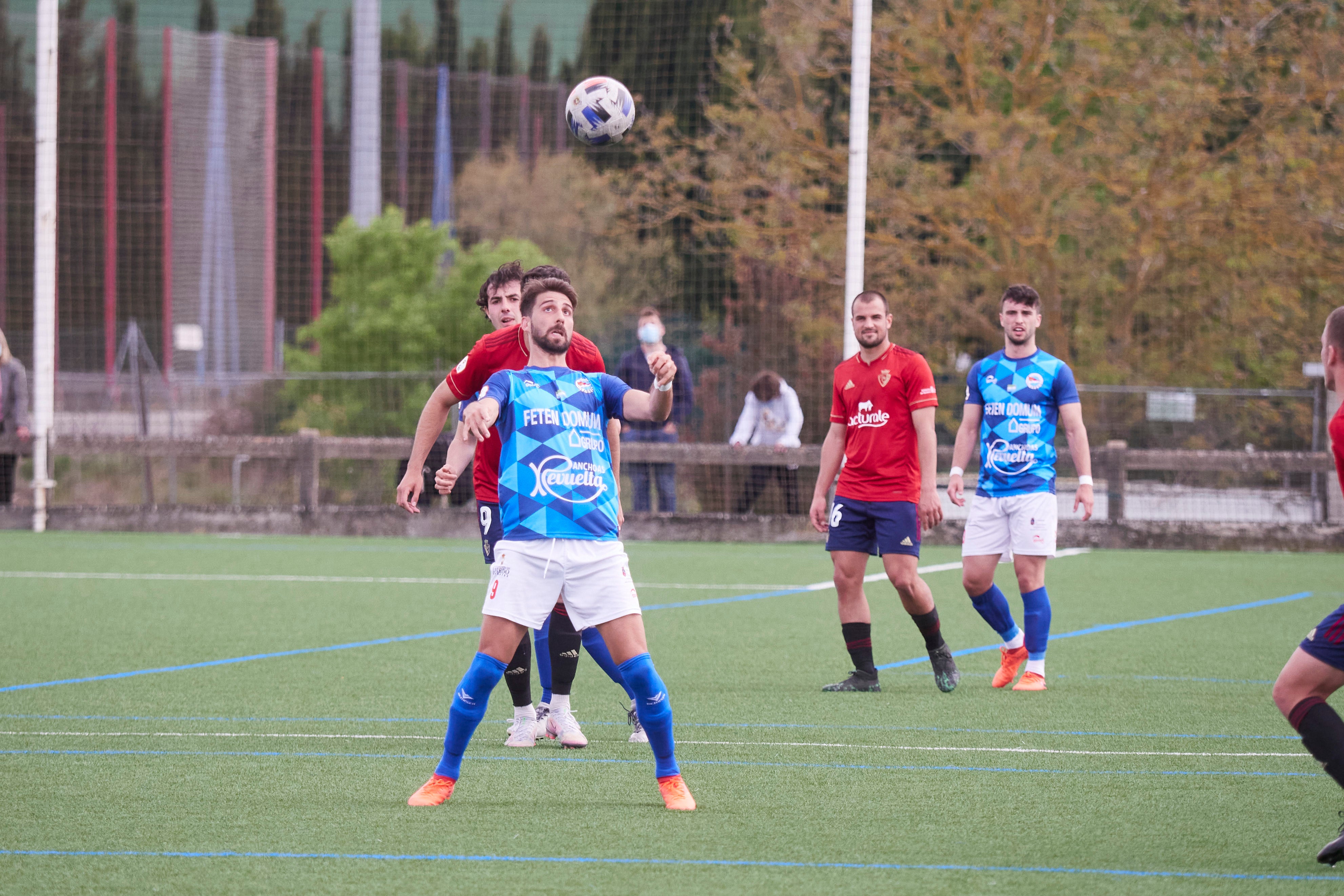 Los pejinos sufrieron la expulsión de dos jugadores en Tajonar, donde cayeron por 3-1