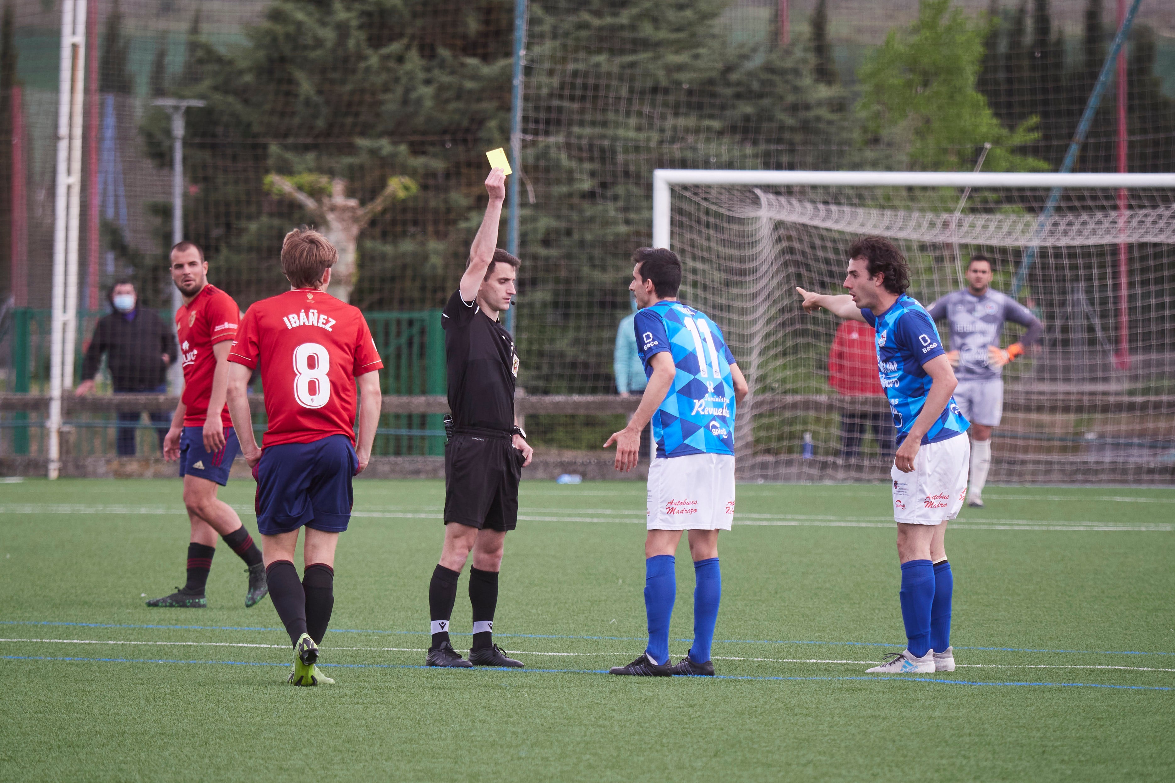 Los pejinos sufrieron la expulsión de dos jugadores en Tajonar, donde cayeron por 3-1