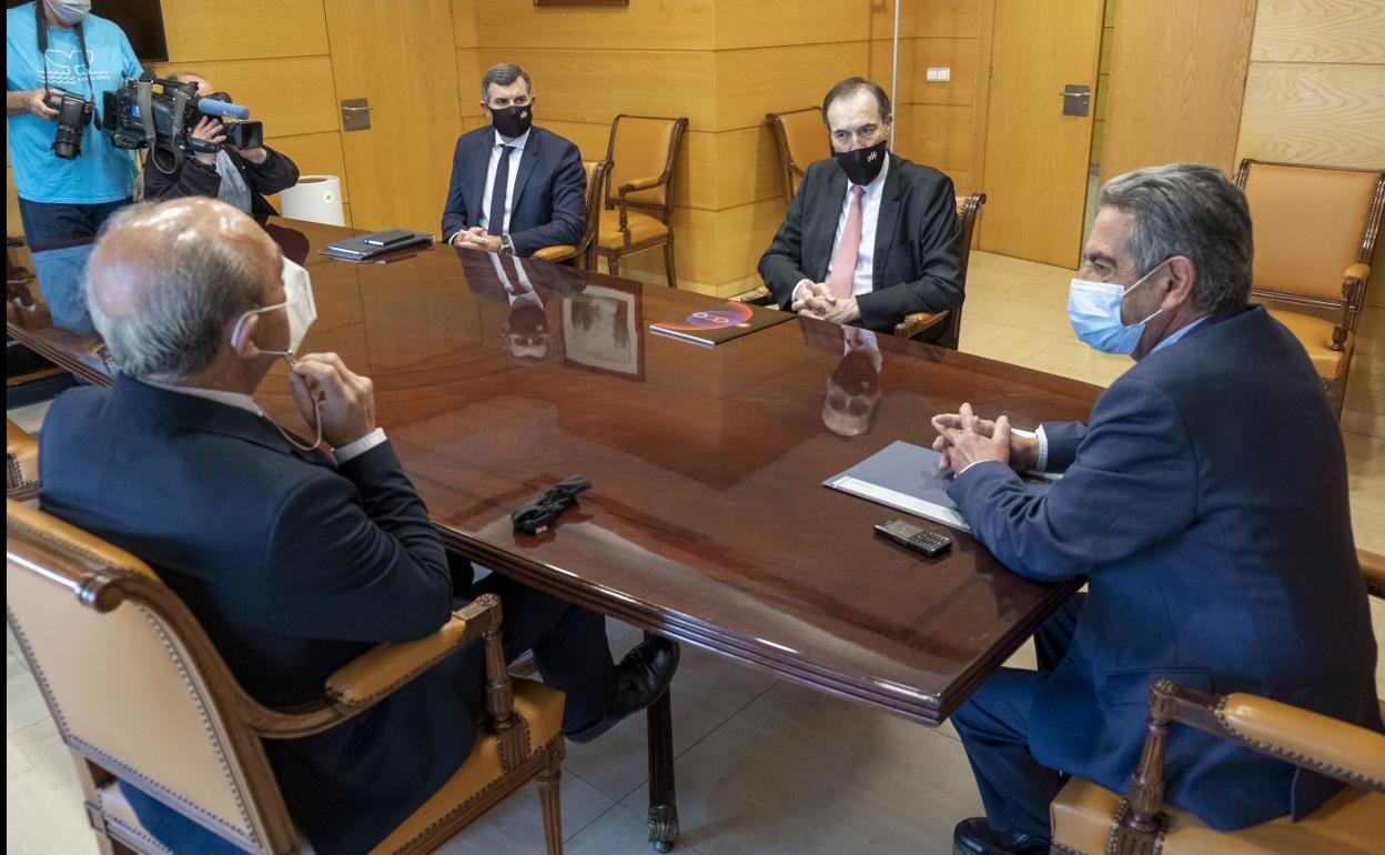 Rui Teixera, Menéndez y Revilla (derecha), con Marcano de espaldas, ayer en la sede gubernamental de Peña Herbosa