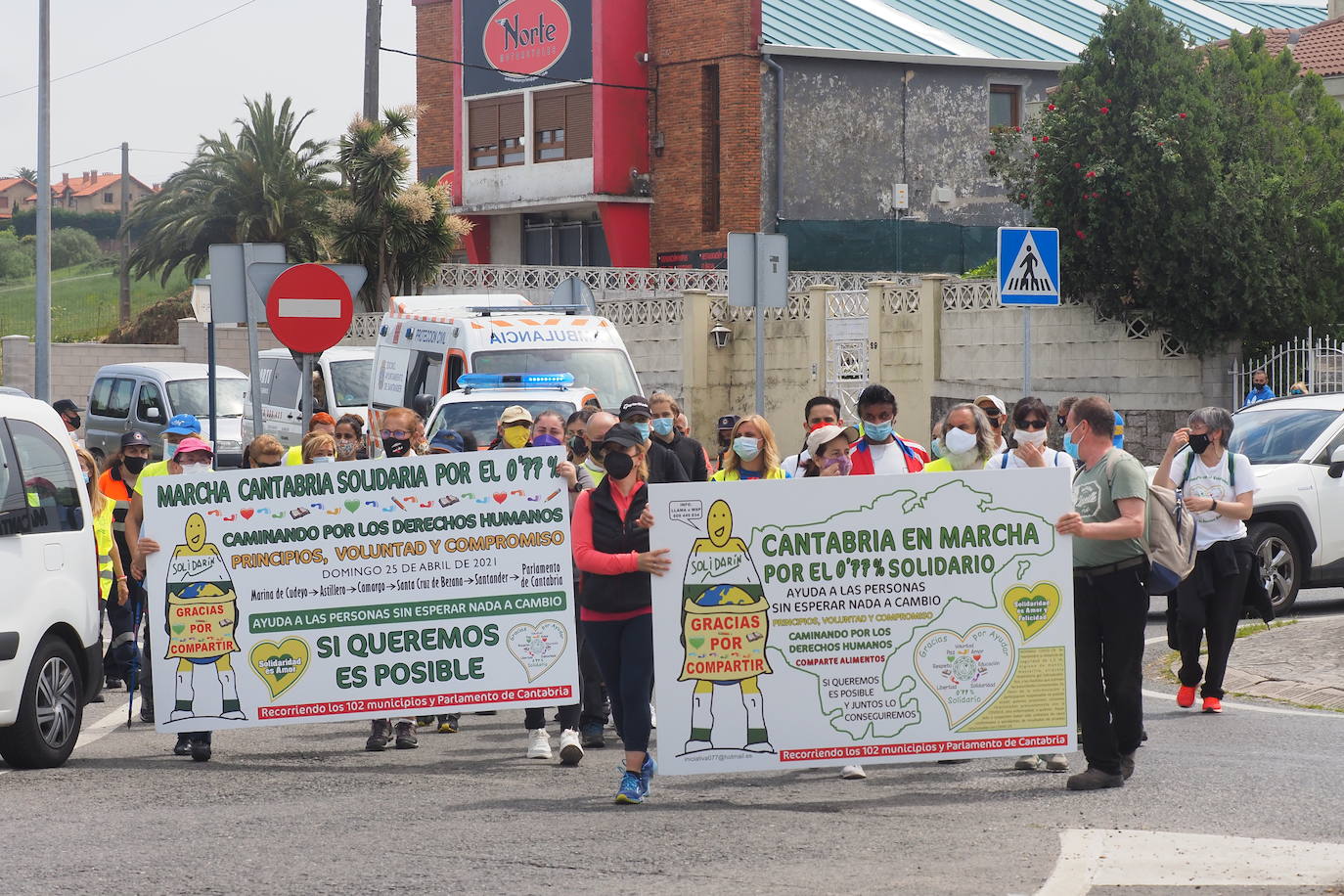 Fotos: La marcha solidaria por el 0,77% recorre Cantabria