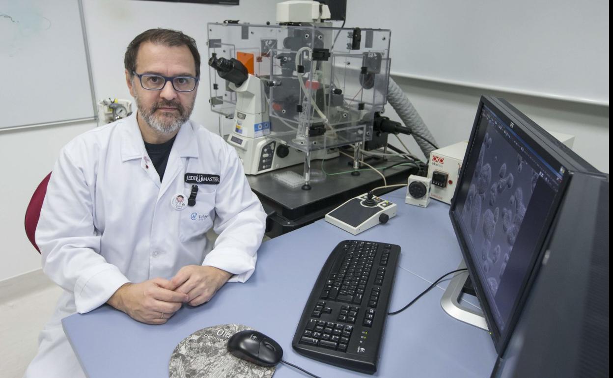José Ramos, en el laboratorio del Idival, en enero de 2020. 