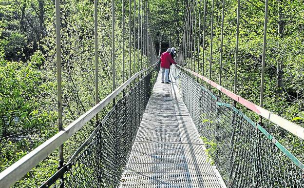 La Viesca. El puente colgante formó parte de la obra del parquede La Barquera, inaugurada en 1990.