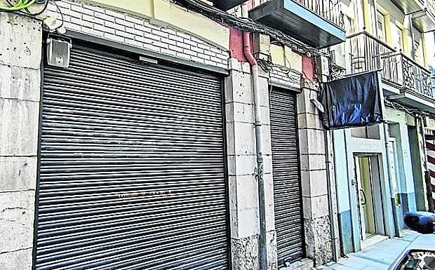 Vino y Marea, en Bonifaz, con su cartel cubierto.