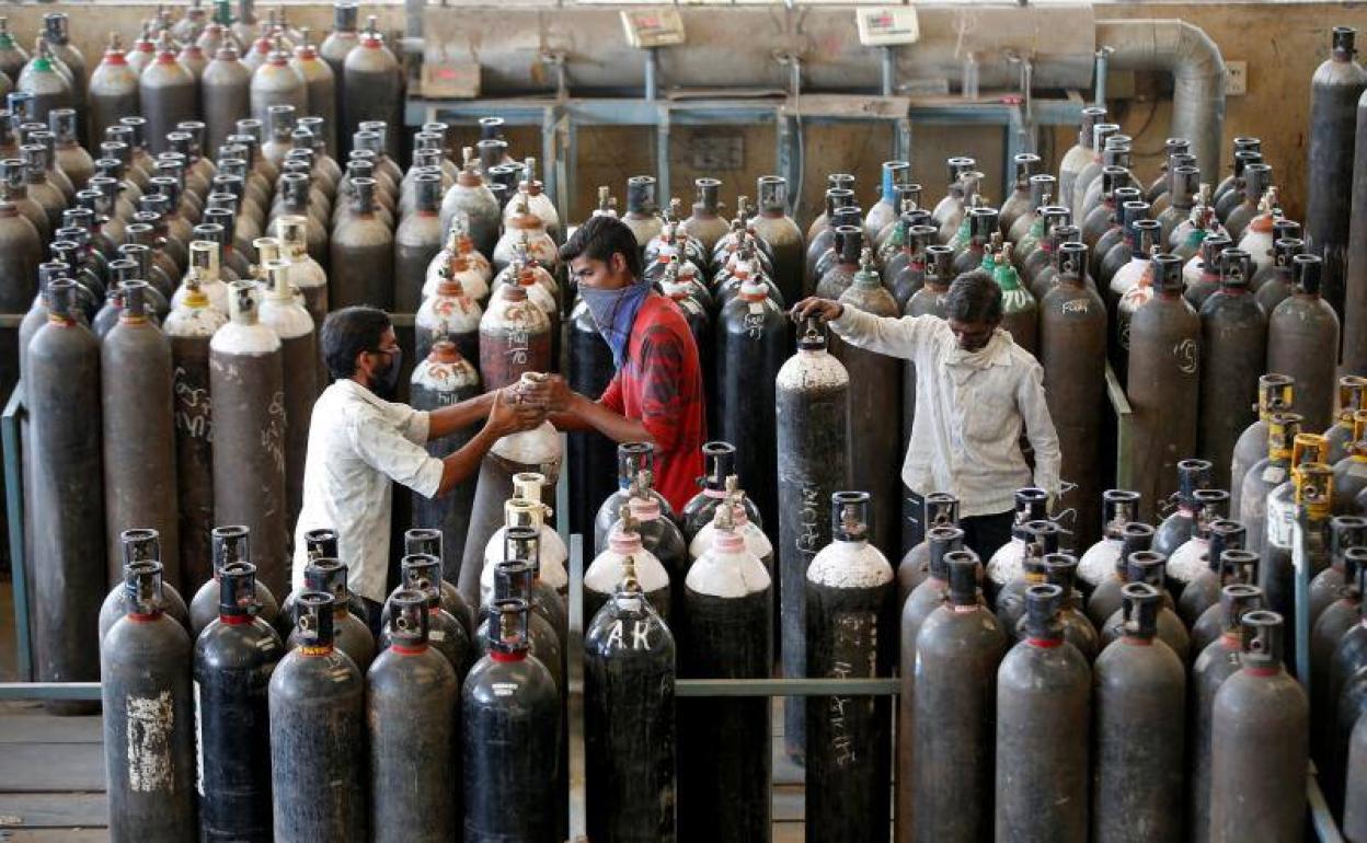 Almacén de bombonas de oxígeno en Ahmedabad (India). 