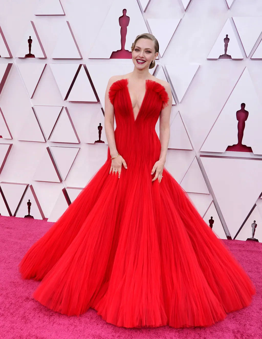 La actriz destacó por llevar (como dicen) un rojo Hollywood. Escogió un vestido de Giorgio Armani en un tejido de tul con efecto plisado, ajustando su silueta a sus curvas y acabado en una impresionante falda acampanada. Finalmente no se hizo con el galardón, pero triunfó en la alfombra roja. 