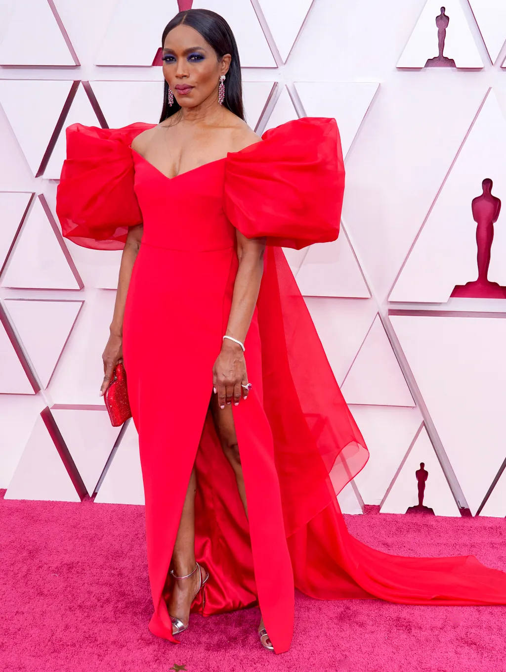 Otra mujer que me alucina, la actriz Angela Basset tiene 62 años y ¡cada día la veo más joven! En la gala lució un look con un gran lazo en la espalda en color rojo de Alberta Ferretti. 