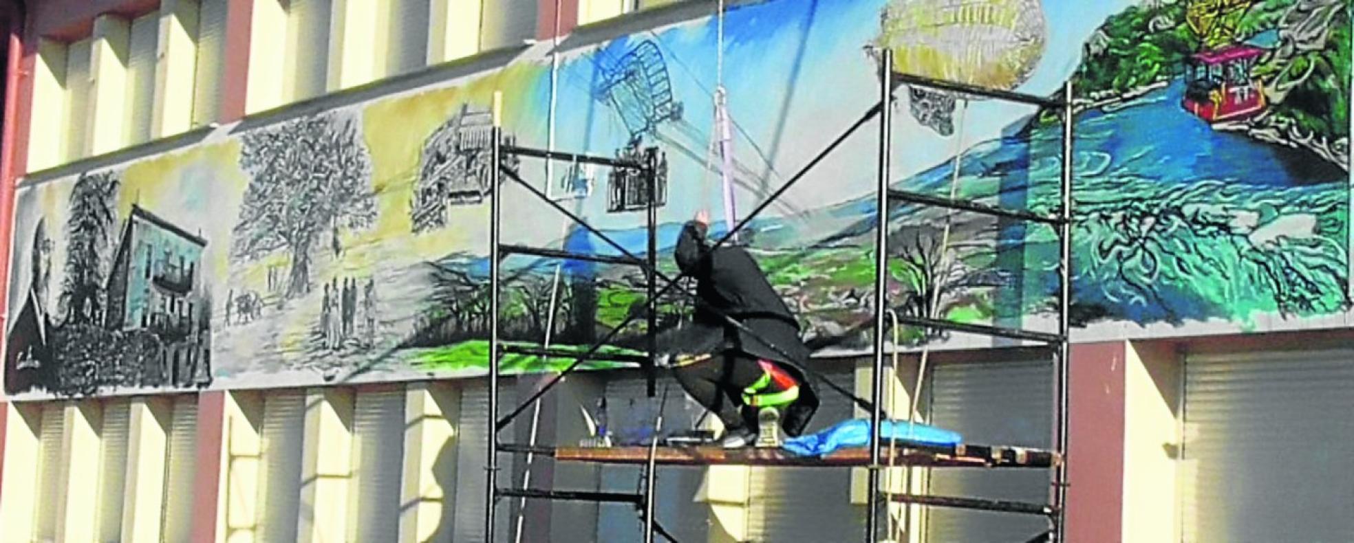 Un mural de 15 metros de largo rinde homenaje a Torres Quevedo en el colegio al que da nombre.