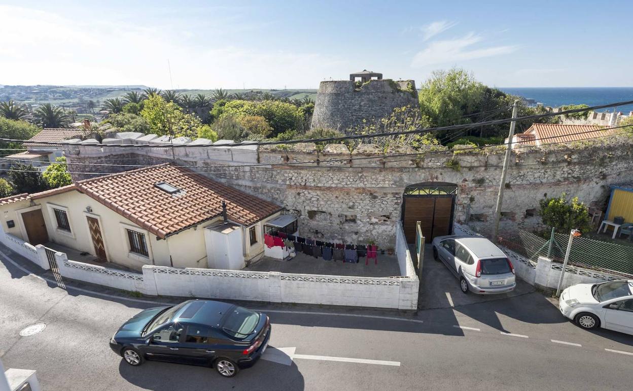 Santander elaborará un informe «exhaustivo» sobre la propiedad del castillo de Corbanera