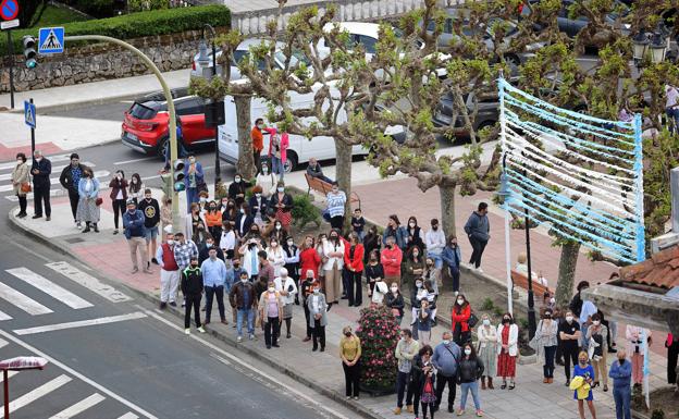 Imagen. Los vecinos y turistas salieron a la calle a escuchar cantar a las picayas.