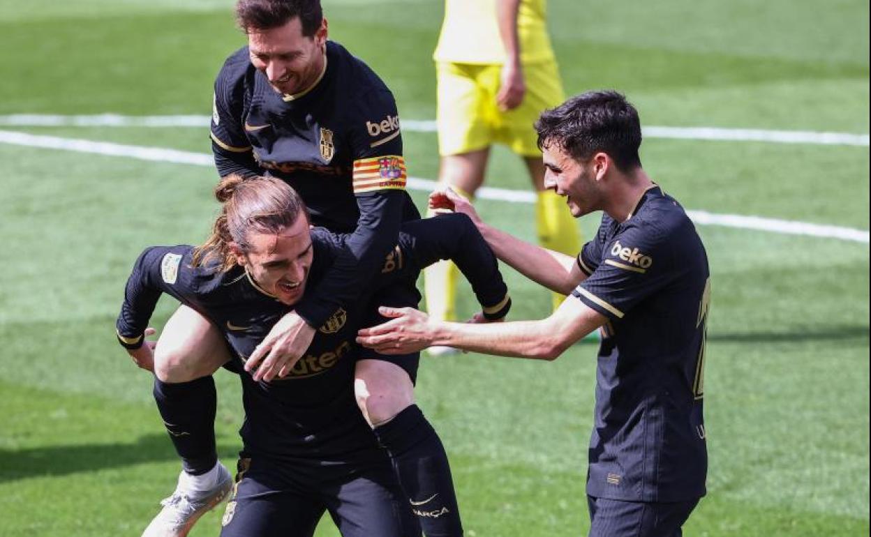 Griezmann celebra uno de sus dos goles al Villarreal junto a Messi y Predi.