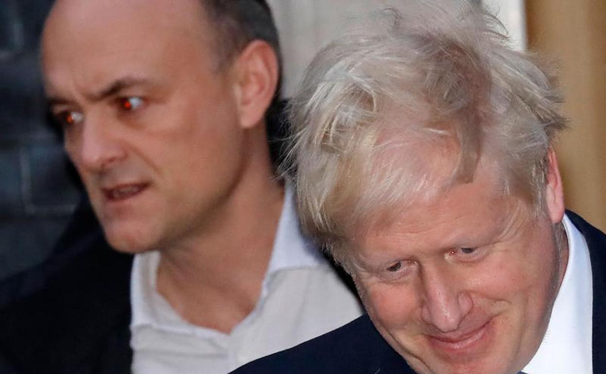 Boris Johnson y su exasesor Dominic Cummings salen juntos de Downing Street, el 28 de octubre de 2019. 