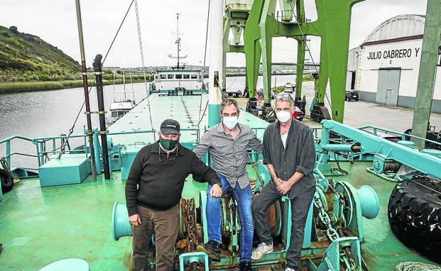 Javier González, Alberto Garrido y Pol Camps, en la cubierta. 