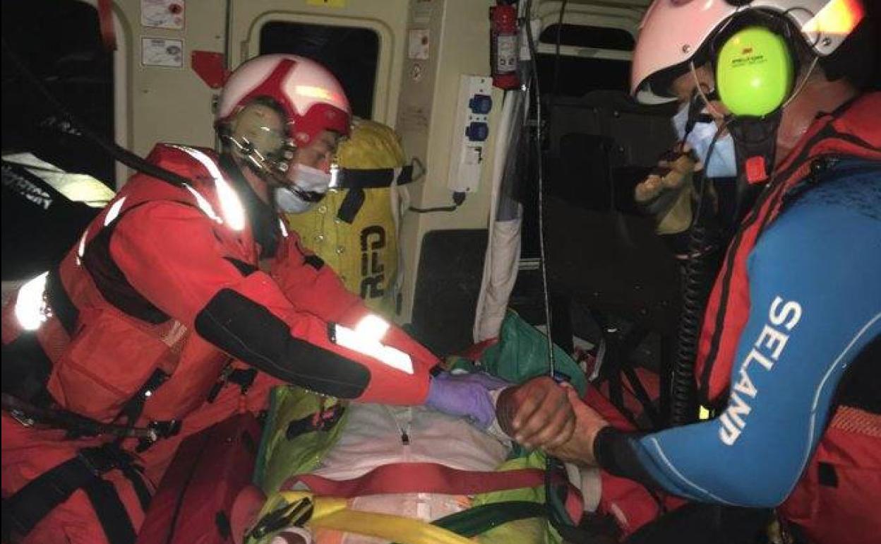Rescatado un hombre tras caer desde una altura de diez metros en las rocas de la Virgen del Mar