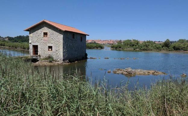 La torre situado en la playa de Trengandín y el Molino de las Aves de esta imagen, convierte al municipio de Noja en un punto de referencia para practicar el ecoturismo en todas sus variedades.