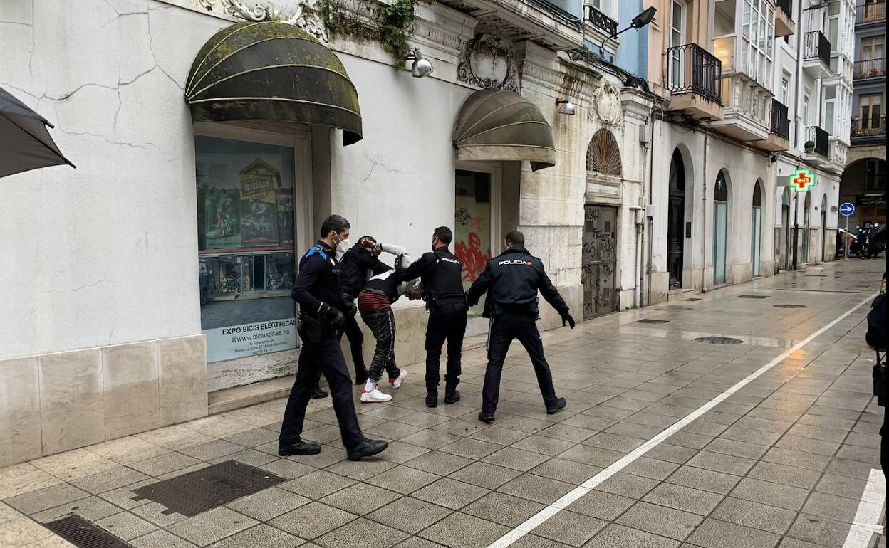 Momento de la detención de uno de ellos, esta mañana en el centro de Santander.