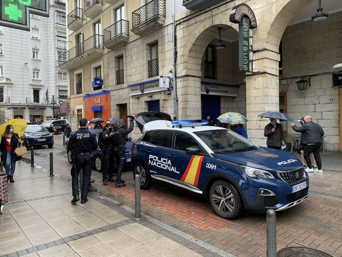 Imagen secundaria 2 - Dos amigos enzarzados en una pelea destrozan un local de La Gallofa en el centro de Santander