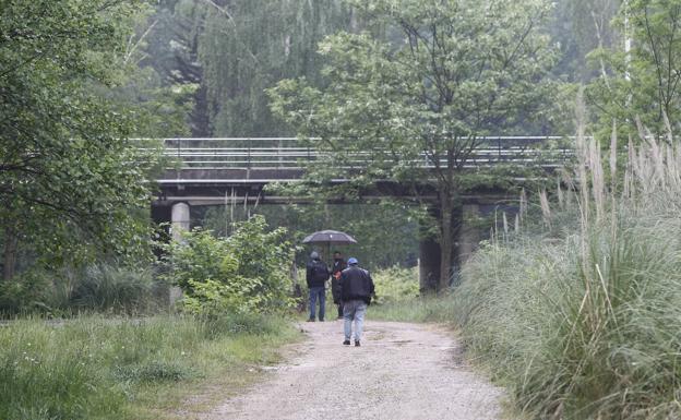 Imagen principal - Un nuevo tramo de carril bici unirá la pasarela de Torrelavega sobre el Saja con Santillana