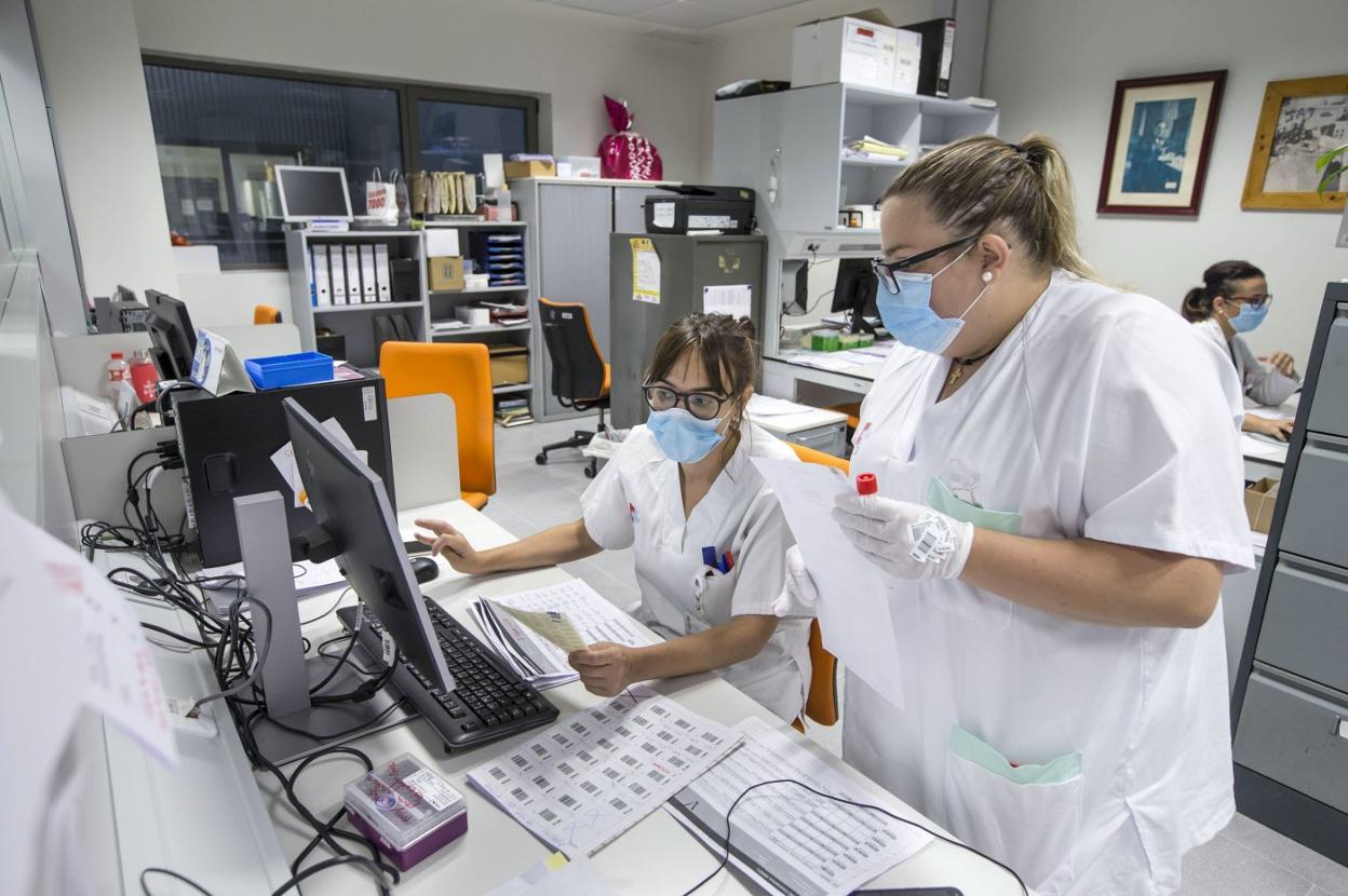 Laboratorio de Microbiología del Hospital Valdecilla, cuya actividad no ha cesado ni un día desde el principio de la pandemia. 