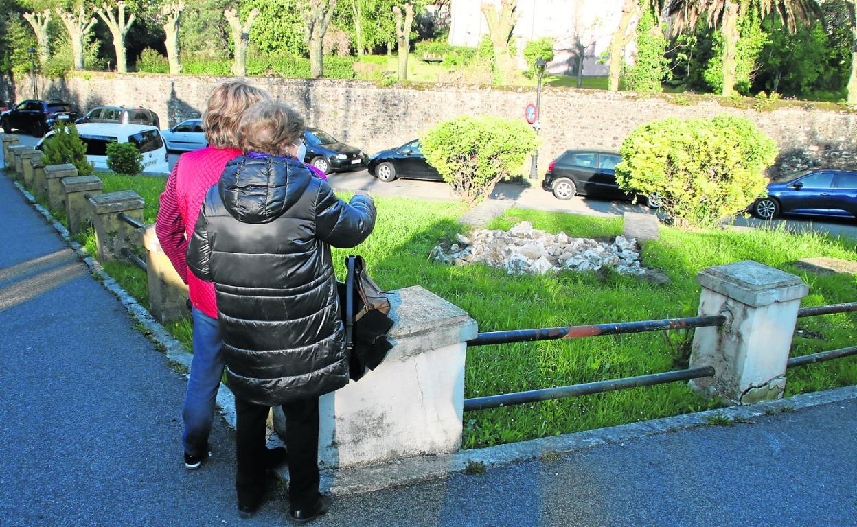 Actualmente ya está completamente retirado el monolito, en cuya antigua ubicación quedan un montón de piedras. 