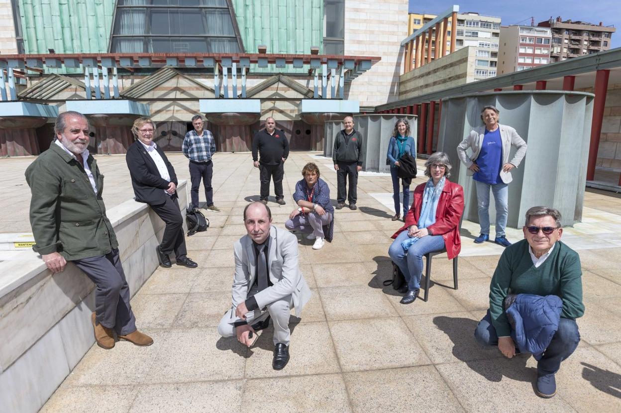 Juan Calzada, Antonio Barrigón, Román Calleja, Gema Agudo, Gonzalo de Cos, Carmen Revuelta, Antonio Valle , Víctor Alonso, Carlos Gaitero, Blanca Díaz y Javier Ontañón forman parte de aquel equipo que echó a andar el Palacio de Festivales hace treinta años. Muchos de ellos siguen trabajando en él o en la Filmoteca Regional, que también forma parte de la Sociedad Regional de Cultura y Deporte. 