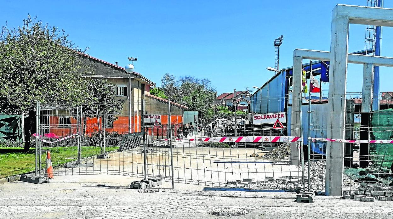 El campo de fútbol de Bezana está siendo objeto de una remodelación que mejorará las instalaciones y los accesos. 