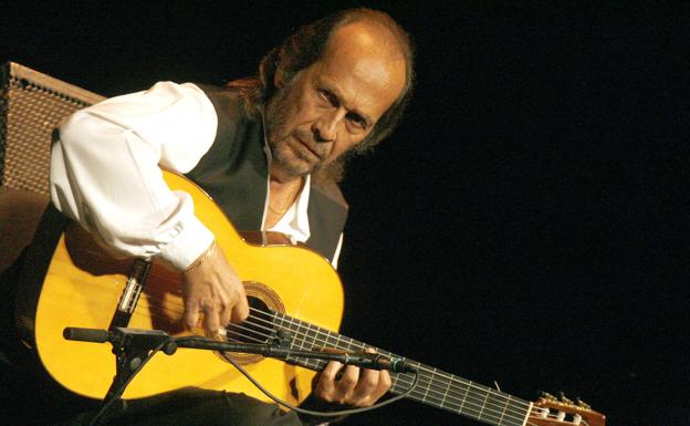 Paco de Lucía actuando en el Palacio de Festivales.