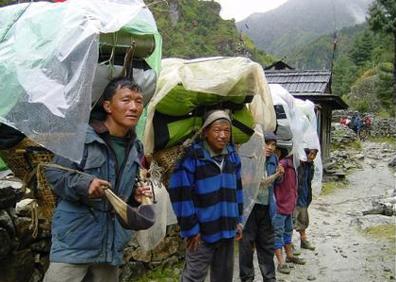 Imagen secundaria 1 - Arriba un grupo de sherpas nepalíes. Al lado el sherpa Tika Lamichhane.