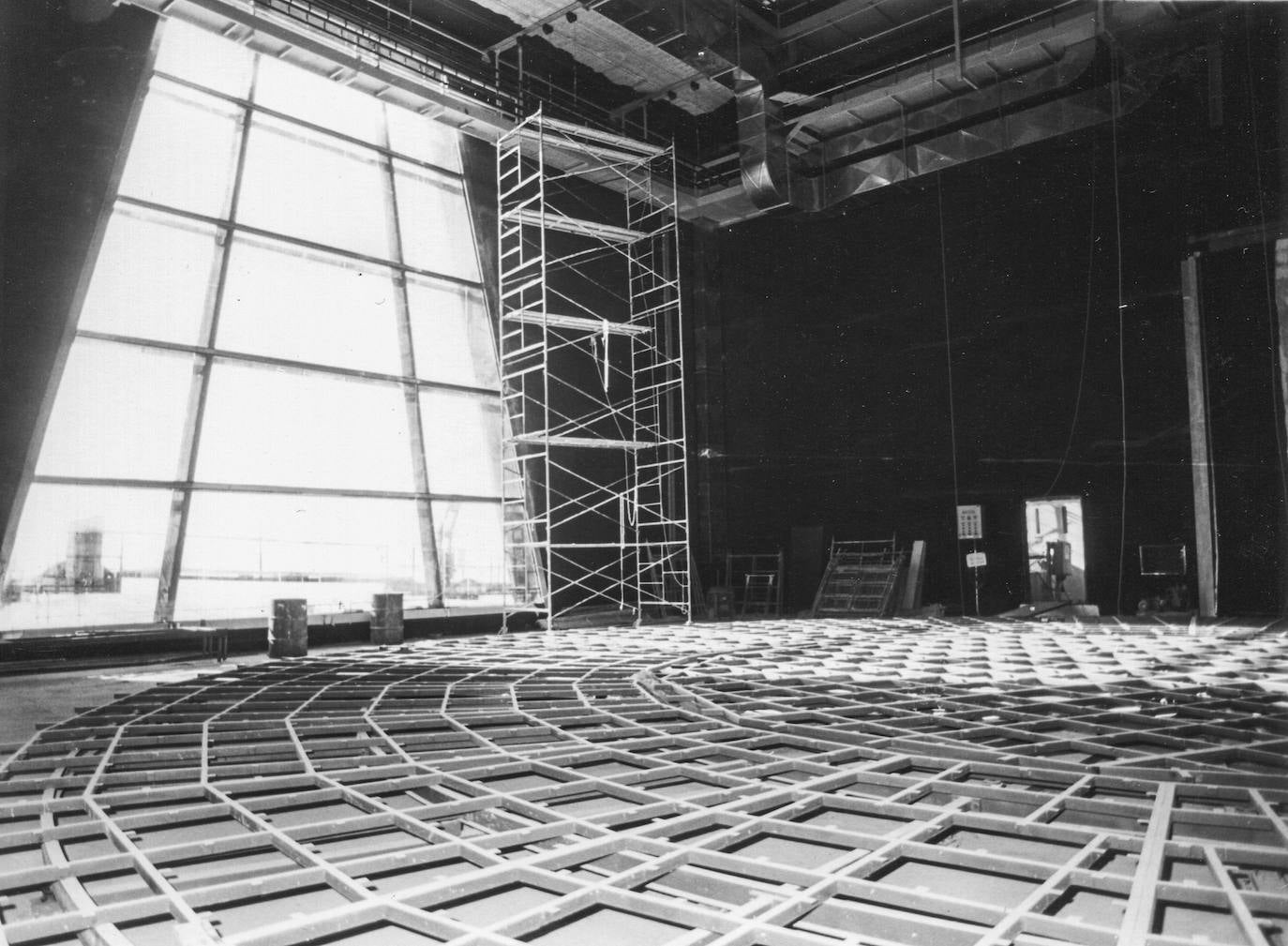 Vista de la construcción del gran trapecio de la Sala Argenta en 1990