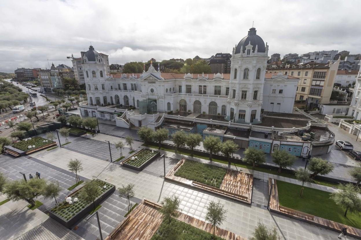 Imagen del Gran Casino de El Sardinero, con la santanderina Plaza de Italia renovada. 