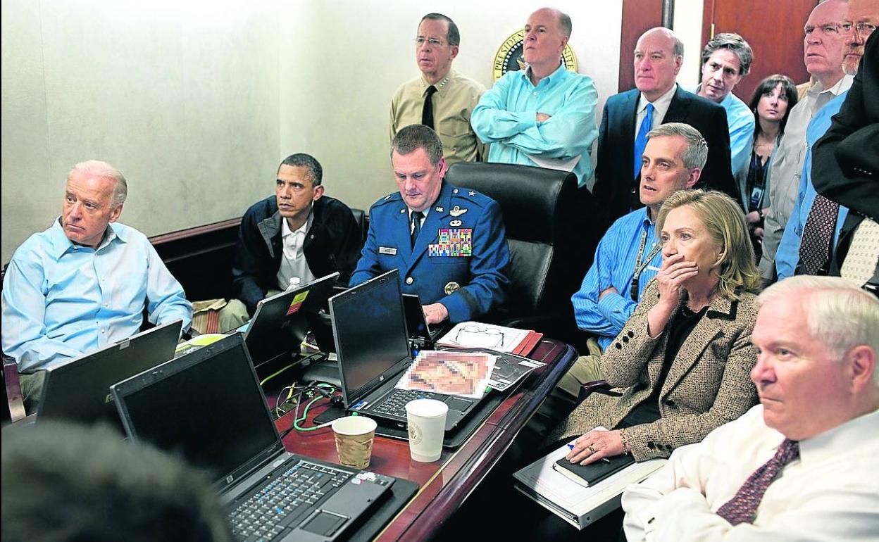 Barack Obama, sigue desde la Casa Blanca la operación militar en la que se acabó con la vida e Osama bin Laden.