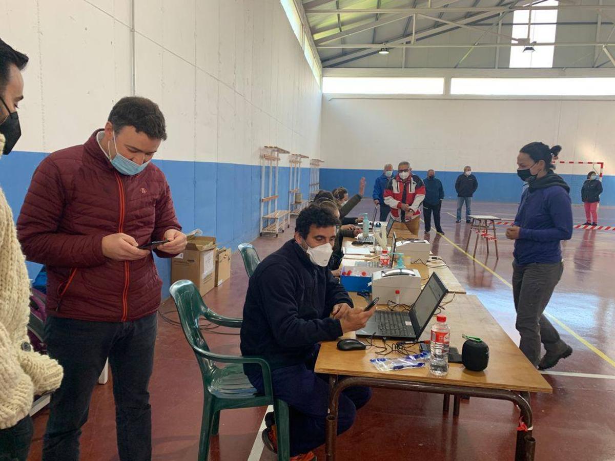 Algunos de los primeros vecinos en acudir al polideportivo para hacerse la prueba.