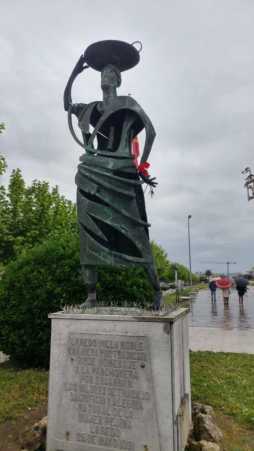 La Lecheruca de Renedo de Piélagos, con sus flores reivindicativas.