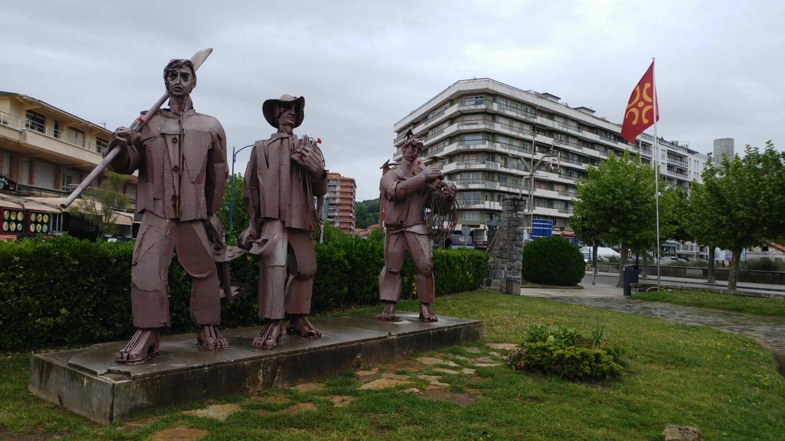 La Lecheruca de Renedo de Piélagos, con sus flores reivindicativas.